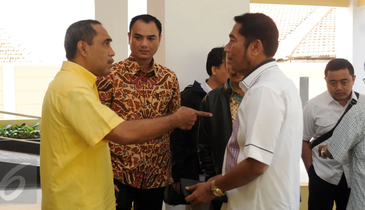 Politisi PPP, Abraham Lunggana (kanan) berbincang jelang rapat koordinasi bersama Komisioner KPU DKI Jakarta di Jakarta, Rabu (24/8). Rapat membahas tata cara pendaftaran calon Gubernur dan Wakilnya dari partai politik. (Liputan6.com/Helmi Fithriansyah)