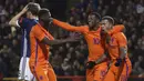 Pemain Belanda, Memphis Depay (kanan) merayakan gol bersama rekan setimnya saat melawan Skotlandia pada laga persahabatan di Pittodrie, Aberdeen, Skotlandia (9/11/2017). Belanda menang 1-0. (Andrew Milligan/PA via AP)