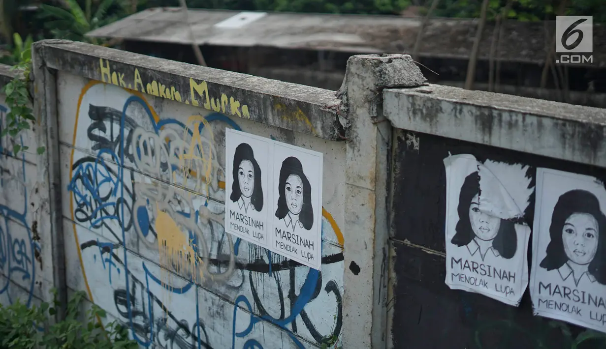 Poster bergambar aktivis Marsinah tertempel pada pagar di kawasan Beji, Depok, Jawa Barat, Selasa (18/6/2019). Poster tersebut mengingatkan masyarakat masih ada pekerjaan rumah pemerintah berupa pelanggaran HAM berat yang belum tuntas hingga kini. (Liputan6.com/Immanuel Antonius)