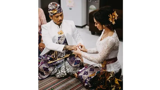 7 Potret Pernikahan Jerinx SID dan Nora Alexandra Philip, Kenakan Pakaian Adat Bali