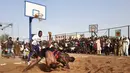 Dua pegulat bertarung dalam festival gulat tradisional di Bamako, Mali, 7 April 2019. Aturan gulat dalam festival ini sangat mirip dengan gaya Yunani-Romawi. (MICHELE CATTANI/AFP)
