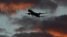 Sebuah pesawat British Airways saat akan mendarat di Bandara Heathrow, London, Inggris, (18/4). Pilot pesawat menyakini ada drone yang menabrak bagian depan pesawat yang dikemudikannya. (REUTERS / Toby Melville)
