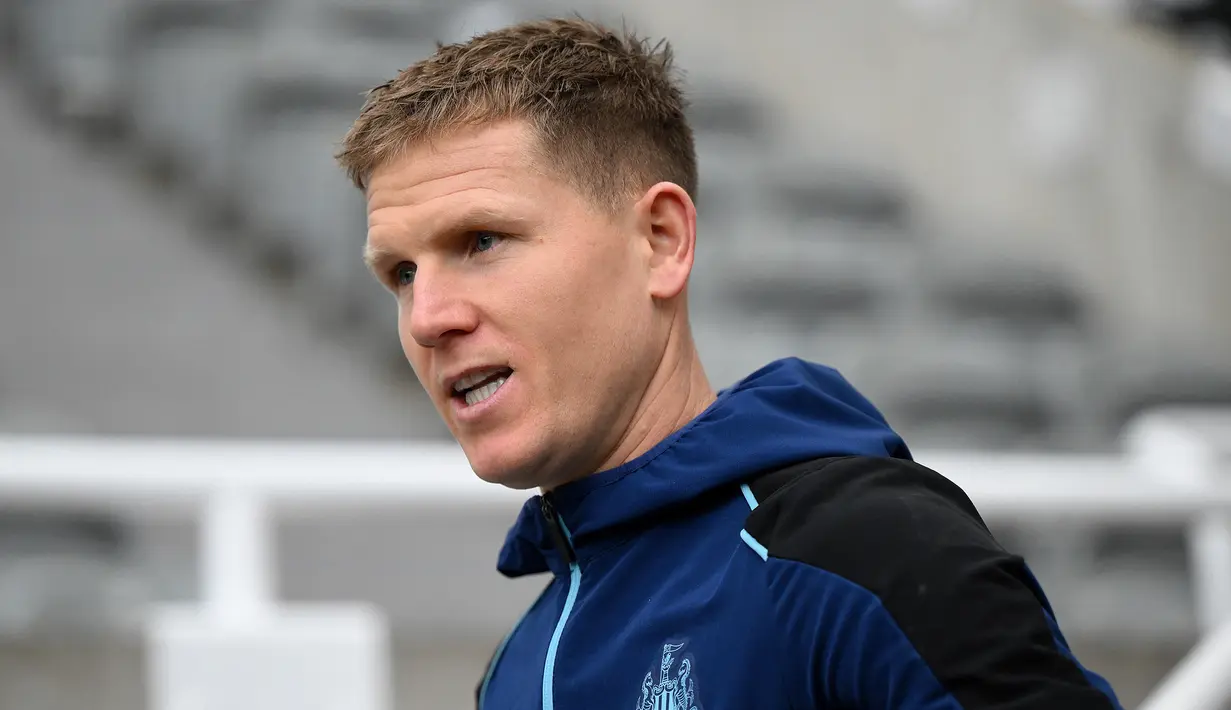 Gelandang Newcastle United, Matt Ritchie tiba menjelang laga Liga Inggris 2022/2023 menghadapi West Ham United di St James' Park, Newcastle (4/2/2023). Matt Ritchie dijual ke Newcastle United pada awal musim 2016/2017 setelah membela Bournemouth sejak tengah musim 2012/2013. The Magpies harus merogoh kocek senilai 12 juta euro atau kini setara Rp197 miliar. (AFP/Oli Scarff)