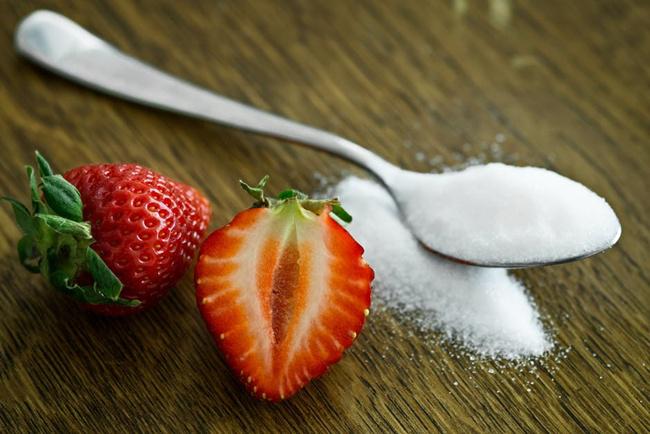 Buah strawberry dan soda bermanfaat memutihkan gigi/copyright pexels.com
