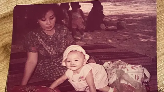 6 Potret Masa Kecil Mona Ratuliu, Disebut Mirip dengan Putri Bungsunya