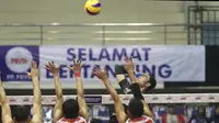 Tiga pemain Palembang Bank SumselBabel harus menahan serangan pemain Jakarta Pertamina Energi pada Seri II Final Four Proliga 2019 di GOR Ken Arok Malang, Jumat (15/2/2019). (Dok Proliga)