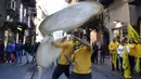 Anggota Pizzaioli Acrobats Coldiretti melakukan Pizzaioli atau seni memutar adonan piza di Naples, Italia, 7 Desember 2017. Seni memutar adonan piza milik masyarakat Napoli reSmi masuk dalam daftar "warisan budaya tak benda" UNESCO. (Tiziana FABI/AFP)