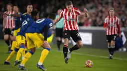 Pemain Brentford Vitaly Janelt (tengah) mengontrol bola saat melawan Brentford pada pertandingan sepak bola Liga Inggris di Brentford Community Stadium, London, 19 Januari 2022. Manchester United menang 3-1. (AP Photo/Matt Dunham)