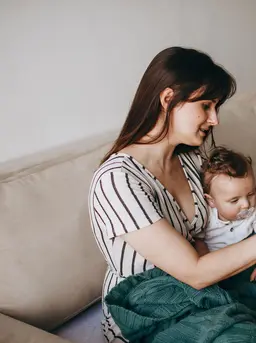 Daripada terus merasa harus mengikuti standar orang lain, ada cara yang lebih tenang untuk menghadapi kritik tentang gaya mengasuh balita. (Foto/Dok: Pexels)