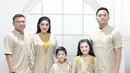 Anang dan Ashanty memilih pose berdiri, begitu pun dengan ketiga anaknya yang kompak dibalut busana warna kuning keemasan. Credit: (@ashanty_ash)