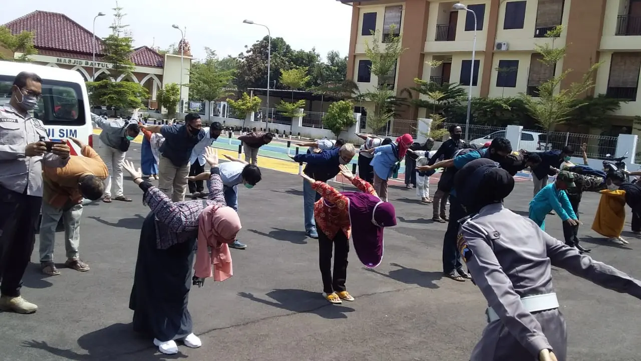Gerakan senam AWS3 yang dipelopori Andrie Wongso tersebut dimainkan secara lincah oleh pemohon SIM di Polres Grobogan, demi memperkuat daya tahan tubuh untuk menangkal Covid-19. (Foto: Liputan6.com/Felek Wahyu)