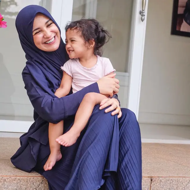 Anak Ketiganya Jalani Terapi Tiap Hari, Ini 6 Potret Shireen Sungkar Momong Shafiyyah