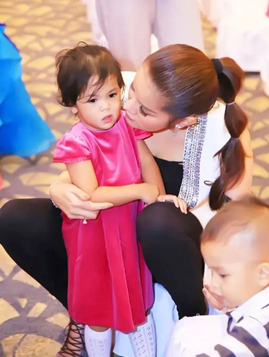 Meskipun begitu, Olla menceritakan bahwa saat ini anaknya belum mengikuti terlalu banyak ibunya, mengingat usianya yang baru dua tahun. Namun untuk bergaya di depan kamera sudah sering dilakukan Aleena. (Instagram/ollaramlanaufar)