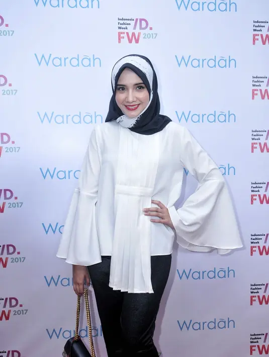 "Nggak (jenuh), enjoy banget malah. Rasanya beda banget jalani kerjaan yang sesuai dengan hobby, happy.  Berkat dukungan teman-teman, dan itu luar biasa banget yang memberi aku motivasi," ungkapnya. (Adrian Putra/Bintang.com)