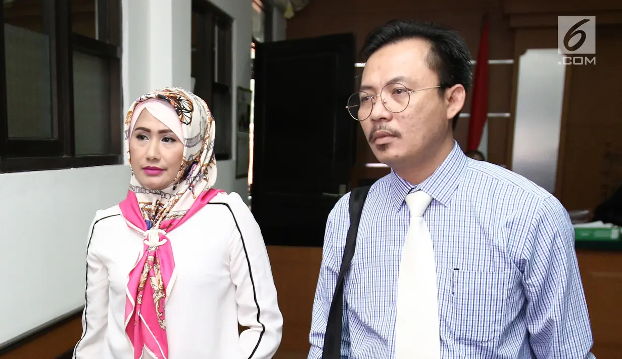 Istri Donny Kesuma, Yuni Indriyati, didampingi pengacaranya usia menjalani sidang lanjutan perceraian di Pengadilan Agama Bekasi, Senin (10/7). Sidang yang tidak dihadiri Donny itu akan kembali digelar 24 Juli mendatang. (Liputan6.com/Herman Zakharia)