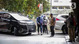 Gubernur Jawa Barat, Ridwan Kamil tiba di Bareskrim Polri, Jakarta, Jumat (20/11/2020). Ridwan Kamil dipanggil untuk dimintai klarifikasi terkait dugaan pelanggaran protokol kesehatan Covid-19 di acara kerumunan yang melibatkan Rizieq Shihab di Megamendung, Bogor. (Liputan6.com/Faizal Fanani)
