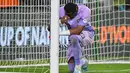 Kiper Nigeria, Stanley Nwabali, terharu saat berhasil menghalau bola tendangan penalti pemain Afrika Selatan pada laga semifinal di Stade de la Paix, Kamis (8/2/2024). (AFP/Issouf Sanogo)