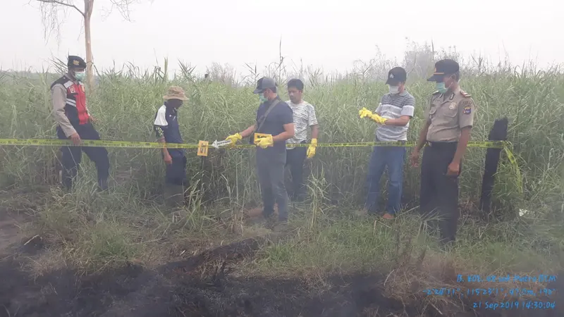 Polisi melakukan olah TKP kebakaran hutan dan lahan