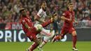 Pemain Bayern Munchen, David Alaba (kiri), berebut bola dengan pemain Benfica, Konstantinos Mitroglou, pada leg pertama babak perempat final Liga Champions, di Allianz Arena, Munchen, Rabu (6/4/2016) dini hari WIB. (AFP/Tobias Schwarz)