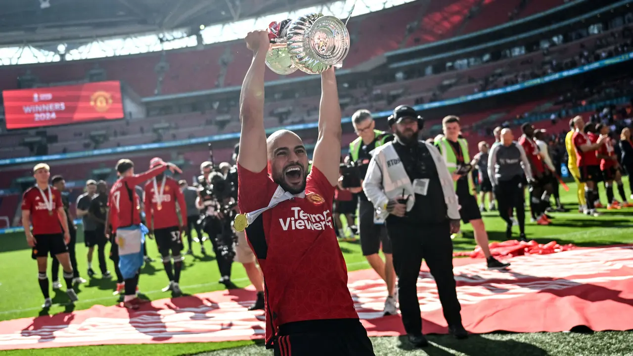 Foto: Tampil Spartan Bersama MU, Sofyan Amrabat Jadi Pemain Maroko Pertama yang Berhasil Menyabet Gelar Juara Piala FA