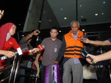 Bupati Biak Numfor Yesaya Sombuk saat meninggalkan Gedung KPK (Liputan6.com/Miftahul Hayat)
