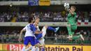 Kiper Finlandia, Lukas Hradecky, mengamankan gawangnya dari serangan pemain Italia pada laga persahabatan di Stadion Marc'Antonio Bentegodi, Verona, Selasa (7/6/2016) dini hari WIB. (AFP/Olivier Morin)