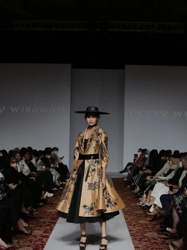 Cerminan Citra Wanita Indonesia Mandiri dalam Koleksi Niti Senja Denny Wirawan