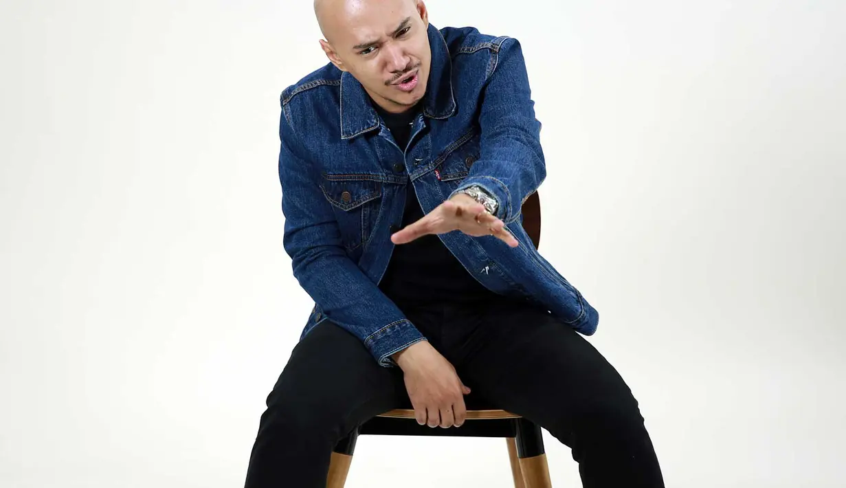 Husein Alatas berusaha fokus dalam pembuatan video clip 'Biar Cinta Bicara'. (Bintang/Deki Prayoga)