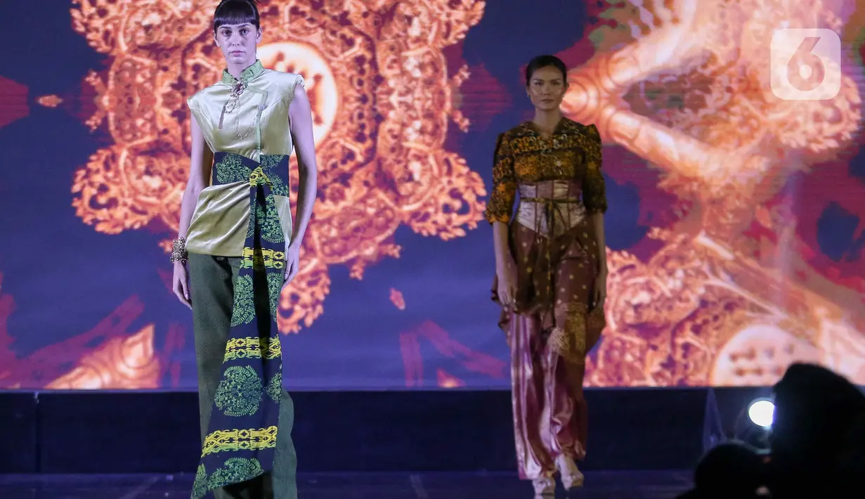 Model mengenakan busana rancangan Ferry Sunarto saat acara Cita dan Cipta Liputan6.com X Fimela dalam parade Wastra Nusantara di Hotel Shangri La, Jakarta, Rabu (31/7/2024). (Liputan6.com/Herman Zakharia)