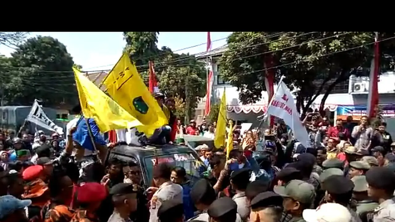 Ratusan PKL bentrok dengan aparat gabungan saat pelatikan anggota DPRD Garut periode 2019-2024