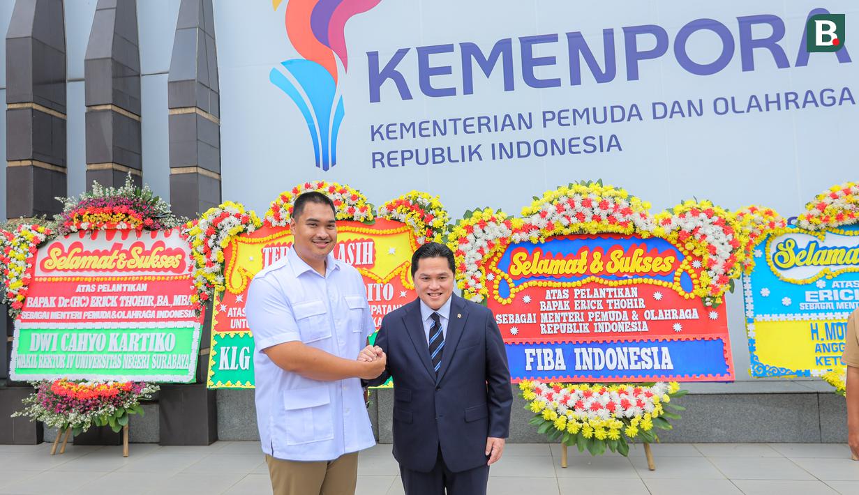 Menteri Pemuda dan Olahraga Republik Indonesia (Menpora RI) periode 2025-2029, Erick Thohir (kanan) bersalaman dengan Menteri Pemuda dan Olahraga Republik Indonesia (Menpora RI) periode 2023-2025, Dito Ariotedjo (kiri) dalam acara serah terima jabatan yang berlangsung di Auditorium Wisma Kemenpora, Senayan, Kamis (18/09/2025). (Bola.com/Bagaskara Lazuardi)