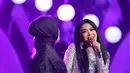 Penyanyi asal Bogor itu juga tak bisa menyembunyikan kekagumannya melihat bakat dua finalis, Selfi dan Rara, di Liga Dangdut Indonesia (LIDA). (Adrian Putra/Bintang.com)