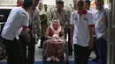 Istri Presiden keempat RI mendiang Abdurrahman Wahid atau Gus Dur, Sinta Nuriyah Wahid saat tiba menghadiri Dialog Kebangsaan Seri II di Stasiun Gambir, Jakarta, Senin (18/2). (Liputan6.com/Johan Tallo)