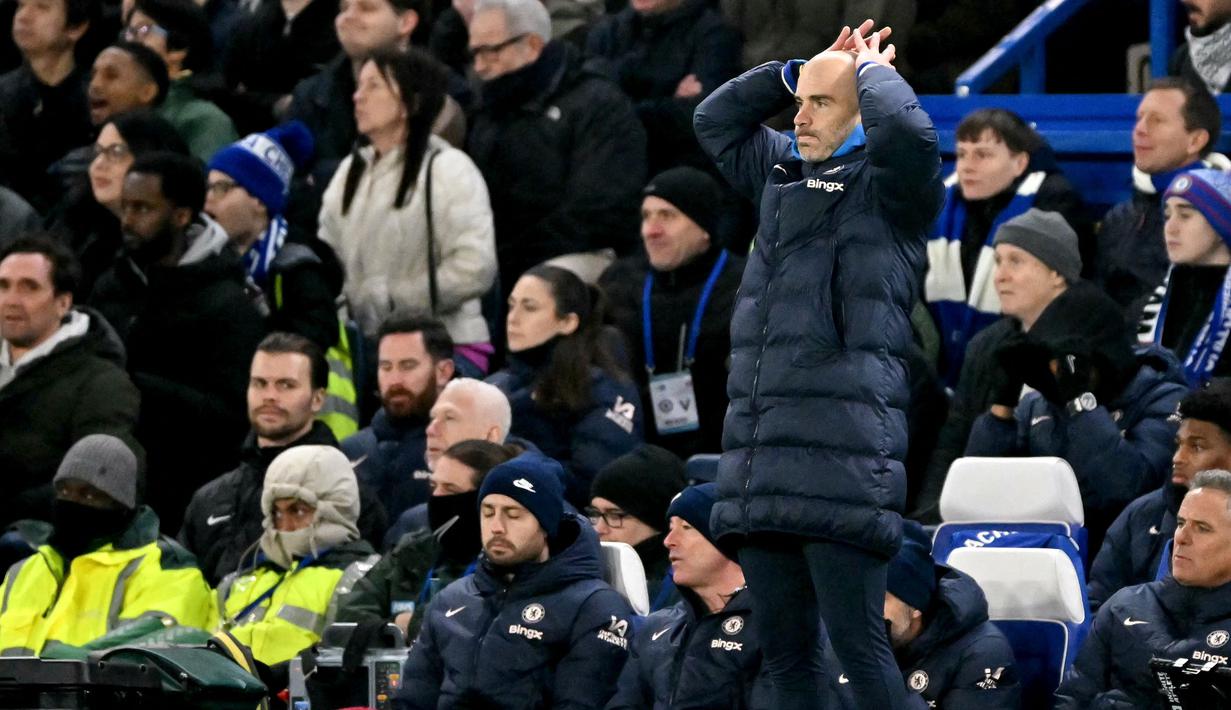 Ekspresi kecewa pelatih Chelsea, Enzo Maresca pada laga lanjutan Liga Inggris 2024/2025 melawan Fulham di Stamford Bridge, London, Inggris, Jumat (27/12/2024) WIB. (AFP/Glyn Kirk)