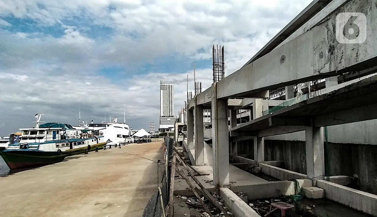 Kapal bersandar di dekat proyek pembangunan Pelabuhan Kali Adem, Muara Angke, Jakarta, Kamis (22/10/2020). Progres pembangunan Pelabuhan Kali Adem yang dimulai sejak 2019 tersebut saat ini masih mencapai 20 persen. (merdeka.com/Iqbal S. Nugroho)