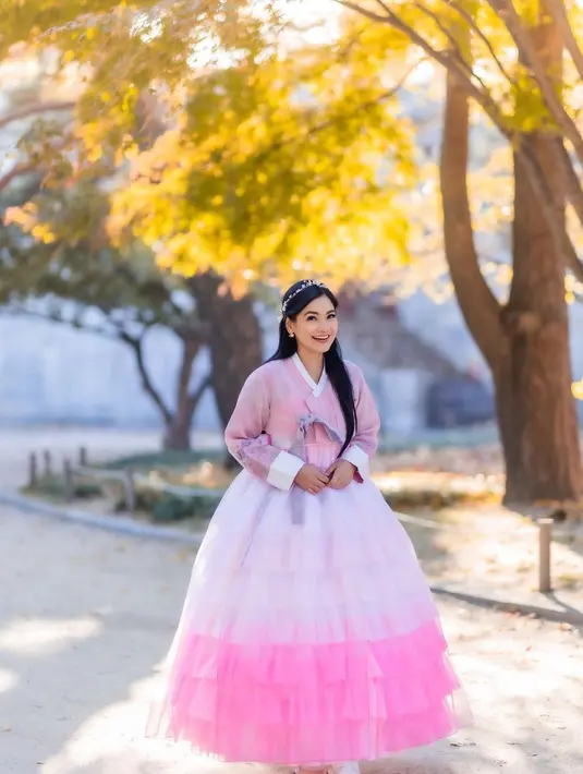 Cantiknya Titi Kamal dalam balutan busana khas Korea, hanbok. Ia memilih hanbok pink dengan tata rambut hitam panjangnya yang dibiarkan tergerai. [Foto: Instagram/titi_kamall]
