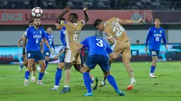 Pemain Dewa United, Alexis Messidoro, mencetak gol melalui tandukan kepala ke gawang Tainan City FC pada matchday kedua Grup E AFC Challenge League 2025/2026 di Stadion Indomilk Arena, Rabu (29/10/2025) malam WIB. (Bola.com/M Iqbal Ichsan)