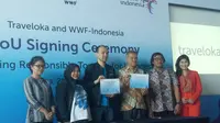 Para pejabat Traveloka dan WWF-Indonesia menunjukkan sertifikat kerjasama (dok Liputan6.com/Ossid Duha Jussas Salma)