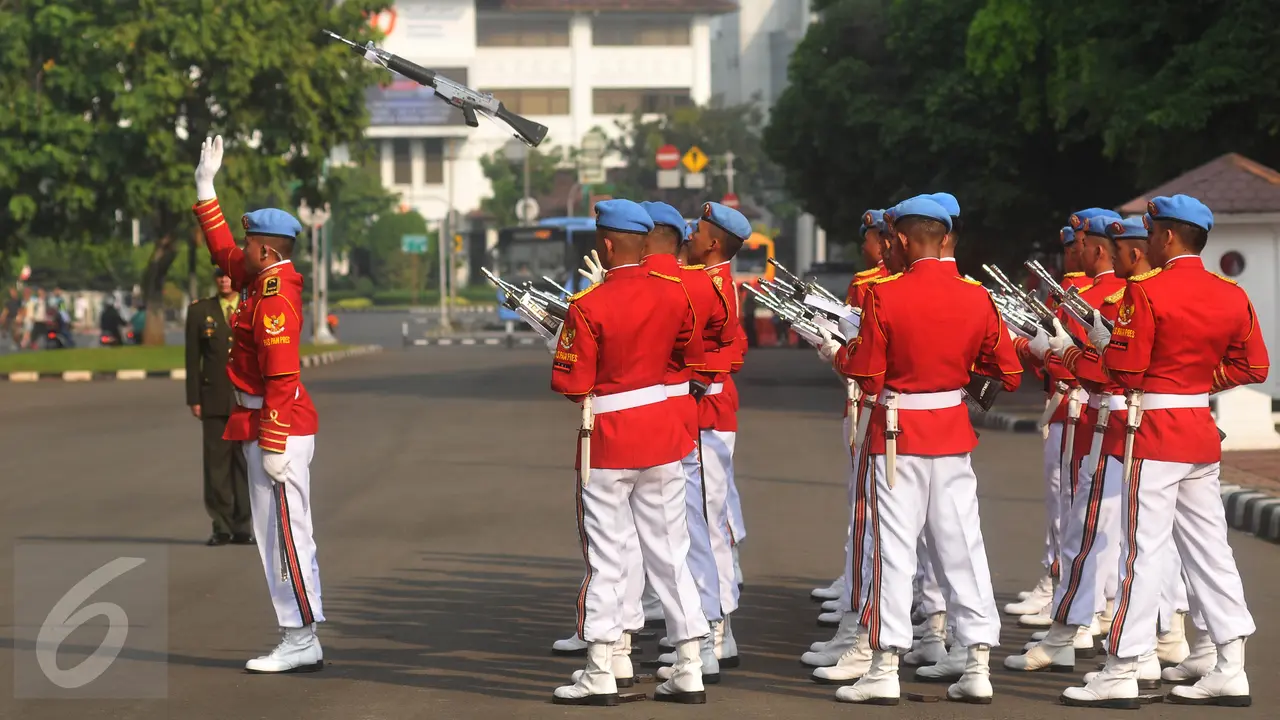 20160717-Ketika Prosesi Pergantian Pasukan Penjaga Istana Jadi Tontonan Gratis-Jakarta