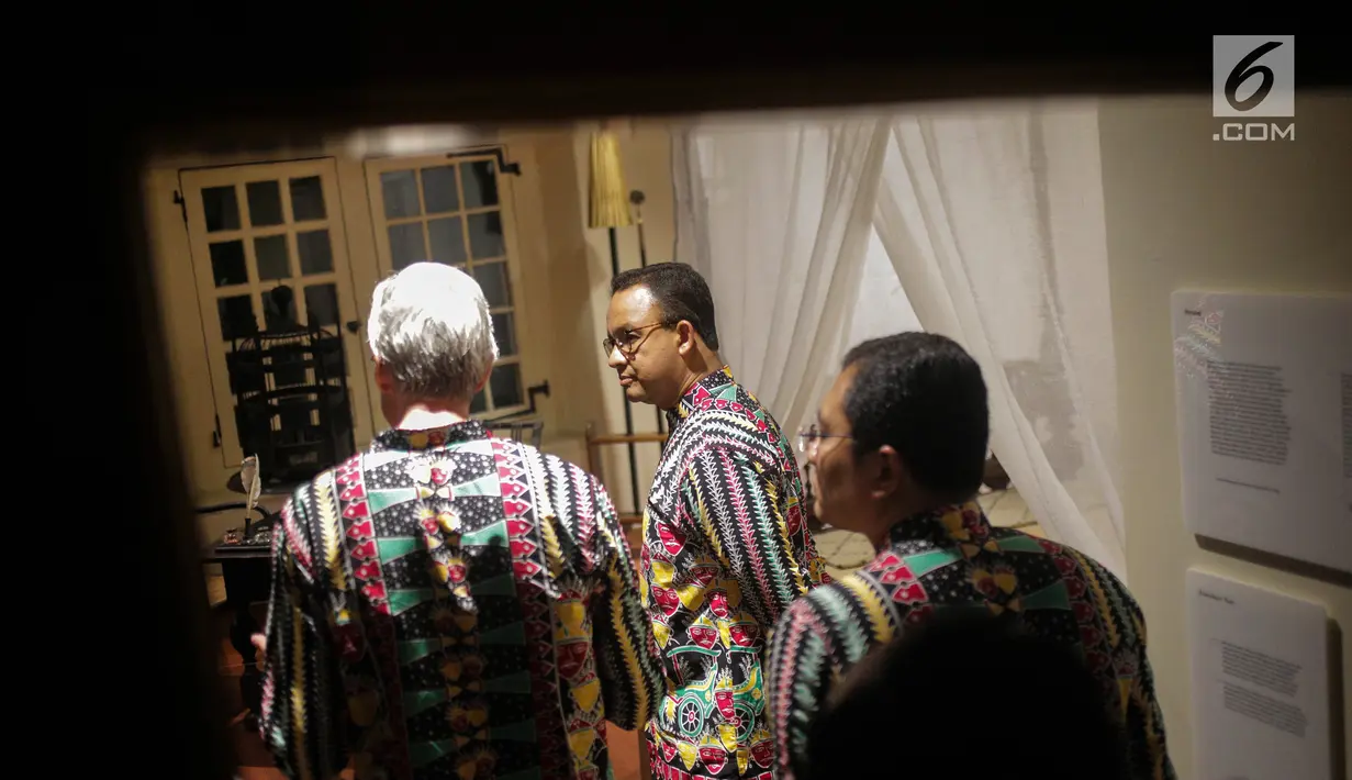 Gubernur DKI Jakarta Anies Baswedan saat mendengarkan penjelasan Sejarawan Peter Carey pada peresmian Kamar Diponegoro, di Museum Sejarah, Jakarta, Senin (1/4). Kamar Diponegoro merupakan salah satu ruangan yang digunakan selama 26 hari penahanan di Balai Kota Batavia. (Liputan6.com/Faizal Fanani)