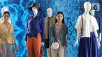 Model saat catwalk dalam Koleksi LifeWear 2022 Spring Summer UNIQLO di Senayan City, (13/01/2022). Koleksi LifeWear terbaru UNIQLO City - The Joys of Clothing membawa pengalaman berbeda bagi pengunjung lewat sebuah instalasi pakaian terbesar. (Liputan6.com/Fery Pradolo)