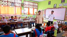 Foto selebaran yang diambil dan dirilis pada Senin 3 Februari 2025 oleh Istana Kepresidenan Indonesia ini menunjukkan Presiden Prabowo Subianto (kedua dari kiri) di sebuah ruang kelas di Sekolah Dasar Negeri Jati 05 Pagi Jakarta Timur. (Foto: Handout/Istana Kepresidenan Indonesia/AFP)