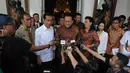 Presiden Terpilih Jokowi dan Ketua DPD RI Irman Gusman saat memberikan keterangan pers usai menggelar pertemuan di sebuah restoran kawasan Cikini, Jakarta, (11/9/14). (Liputan6.com/Herman Zakharia)