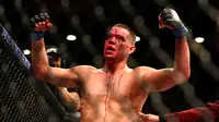 Nate Diaz merayakan kemenangan atas Conor McGregor dalam laga UFC 196 di MGM Grand Garden Arena, Las Vegas, AS, 5 Maret 2016. (USA TODAY Sports/Reuters/Mark J. Rebilas)