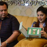 Ashanty memamerkan produk kecantikannya pada acara jumpa pers, Sabtu (11/9/2016), di Cinere.