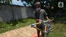 Pekerja menyelesaikan pembuatan sepeda yang terbuat dari bambu di Workshop Arana Bike, Gunung Putri, Kabupaten Bogor, Jawa Barat, Selasa (15/3/2022). Tipe Komodo dan Minivelo telah melalui uji kekuatan dan keselamatan bersertifikat Standar Nasional Indonesia (SNI). (merdeka.com/Imam Buhori)