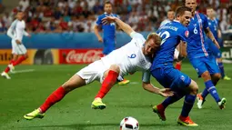 Striker Inggris, Harry Kane, berebut bola dengan pemain Islandia, Gylfi Sigurdsson, pada babak 16 besar Piala Eropa 2016 di Stade de Nice, Nice, Selasa (28/6/2016) dini hari WIB. (Reuters/Kai Pfaffenbach)