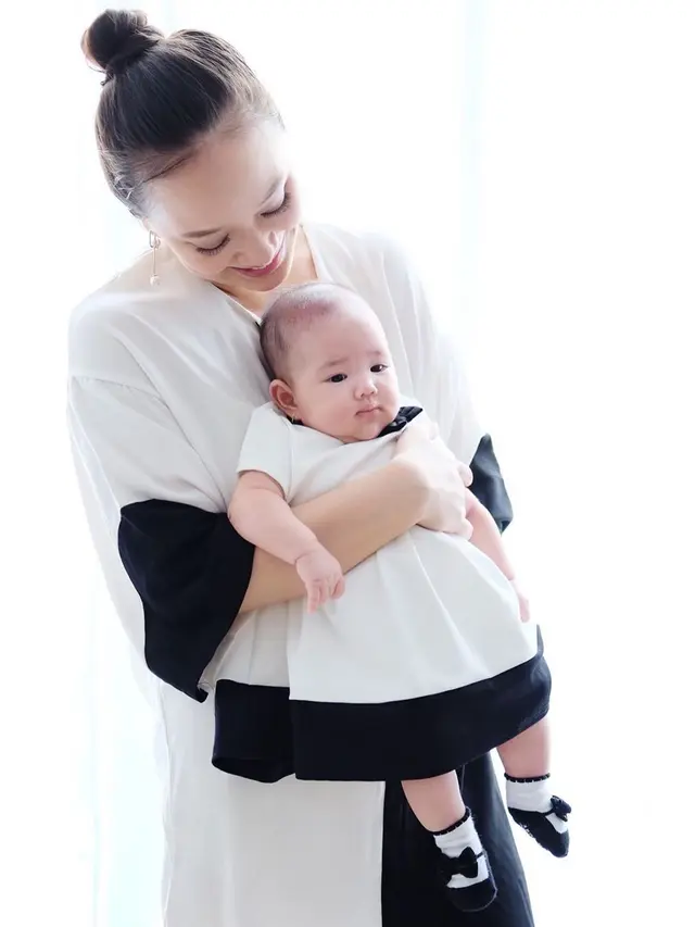 Berusia 3 Bulan, Ini 7 Potret Gemas Baby Ariel Putri Yuanita Christiani