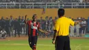Pemain depan Persipura Jayapura, Ferinando Pahabol mengepalkan tangan usai mencetak gol saat laga adu penalti melawan Persib Bandung di Stadion Gelora Sriwijaya, Palembang, (7/11/2014). (Liputan6.com/Helmi Fithriansyah)
