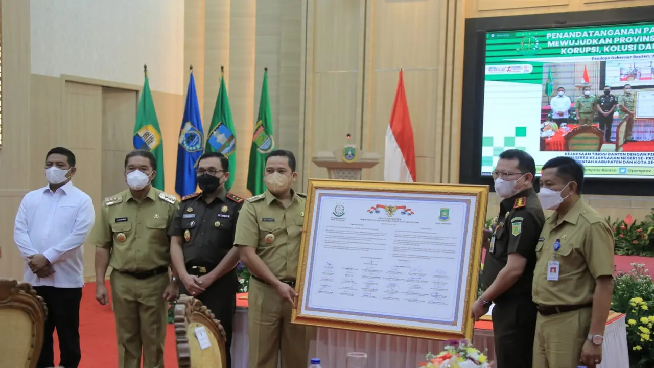 Wali Kota Tangerang, Arief R. Wismansyah, melakukan Penandatangan Pakta Integritas yang dilakukan oleh seluruh Kepala Daerah di Provinsi Banten, bersama dengan Kepala Kejaksaan Tinggi Banten, Jumat (24/6/2022)(Liputan6.com/Pramita Tristiawati)